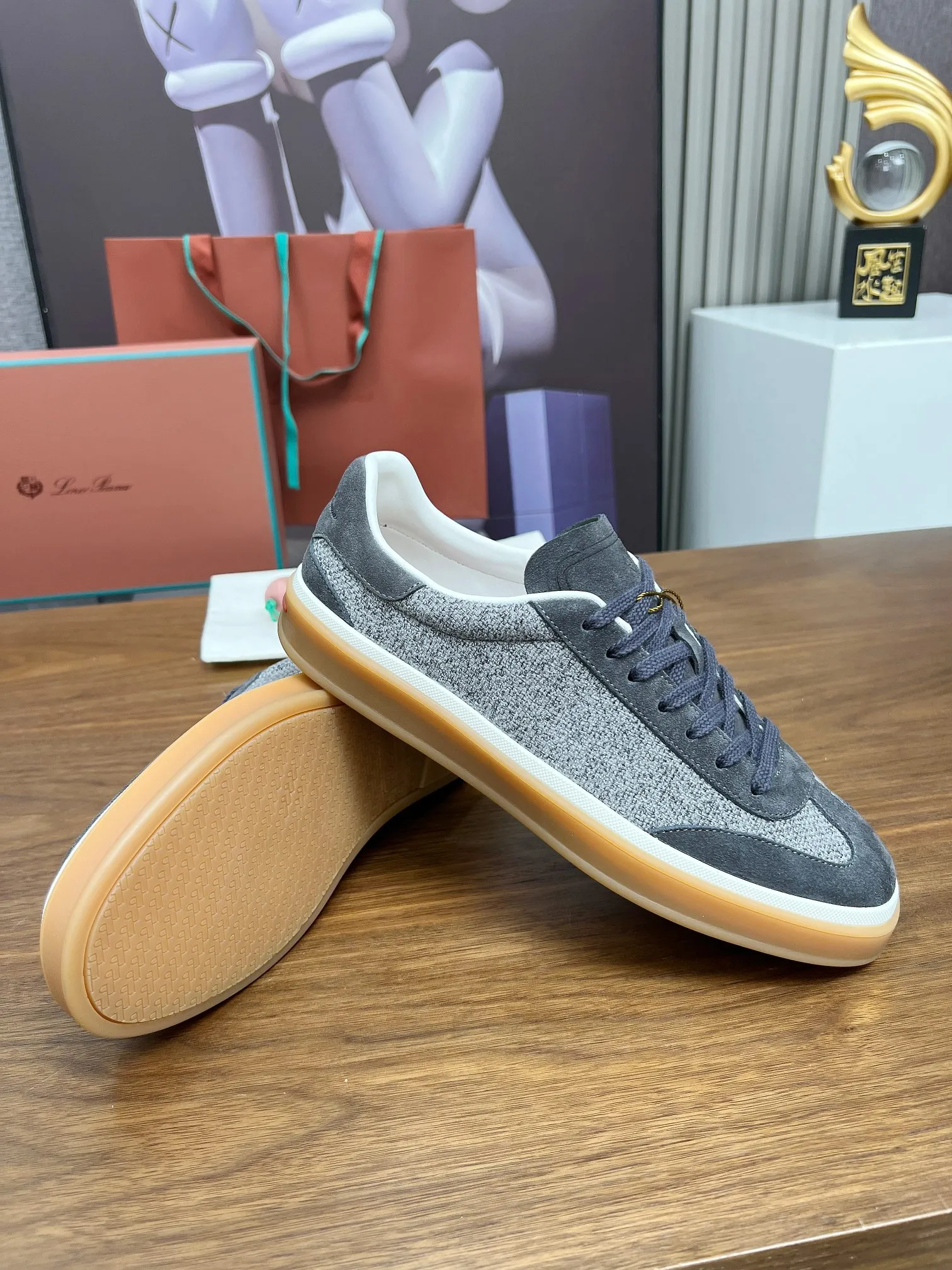 👟👟Ex-factory price 540👟👟Male code +10 purchasing agent grade, high version🦅⛳️Italy [Loro Piana] Tennis walk series LP couple moral training shoes casual sports shoes sneakers🎁🎁 Original purchase development and production This new suede tennis shoe adopts ultra-low design, suitable for wearing all year round👫👫 The wrapped sole creates an effortlessly attractive color combination that harmoniously blends functionality with understated style, making it the ideal shoe for urban wear. Soft calfskin tongue with Kummel color insert at the heel, cotton lace upper with embossed LP logo, cowhide suede sole, rubber-lined calfskin ✦ Upper: special linen ➕ eco-friendly cowhide ✦ lining: cowhide lining ➕ cowhide insole ✦ sole: original molded TPR ultra-light outsole ✦ packaging: original complete package ✦Female size: 35--40 ✦Male size: 39--45